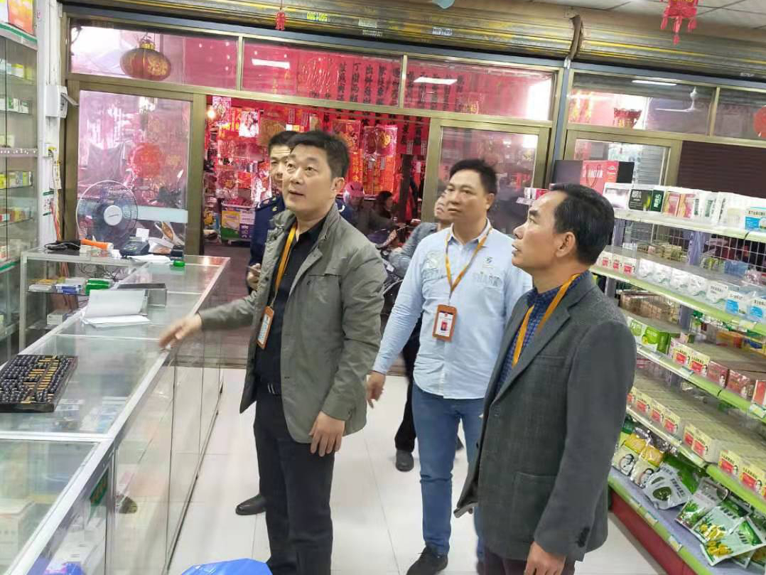 检查零售药店疫情防控医疗用品供应情况。.jpg