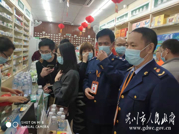图五、1月26日，市场监督管理局执法人员检查零售药店.jpg