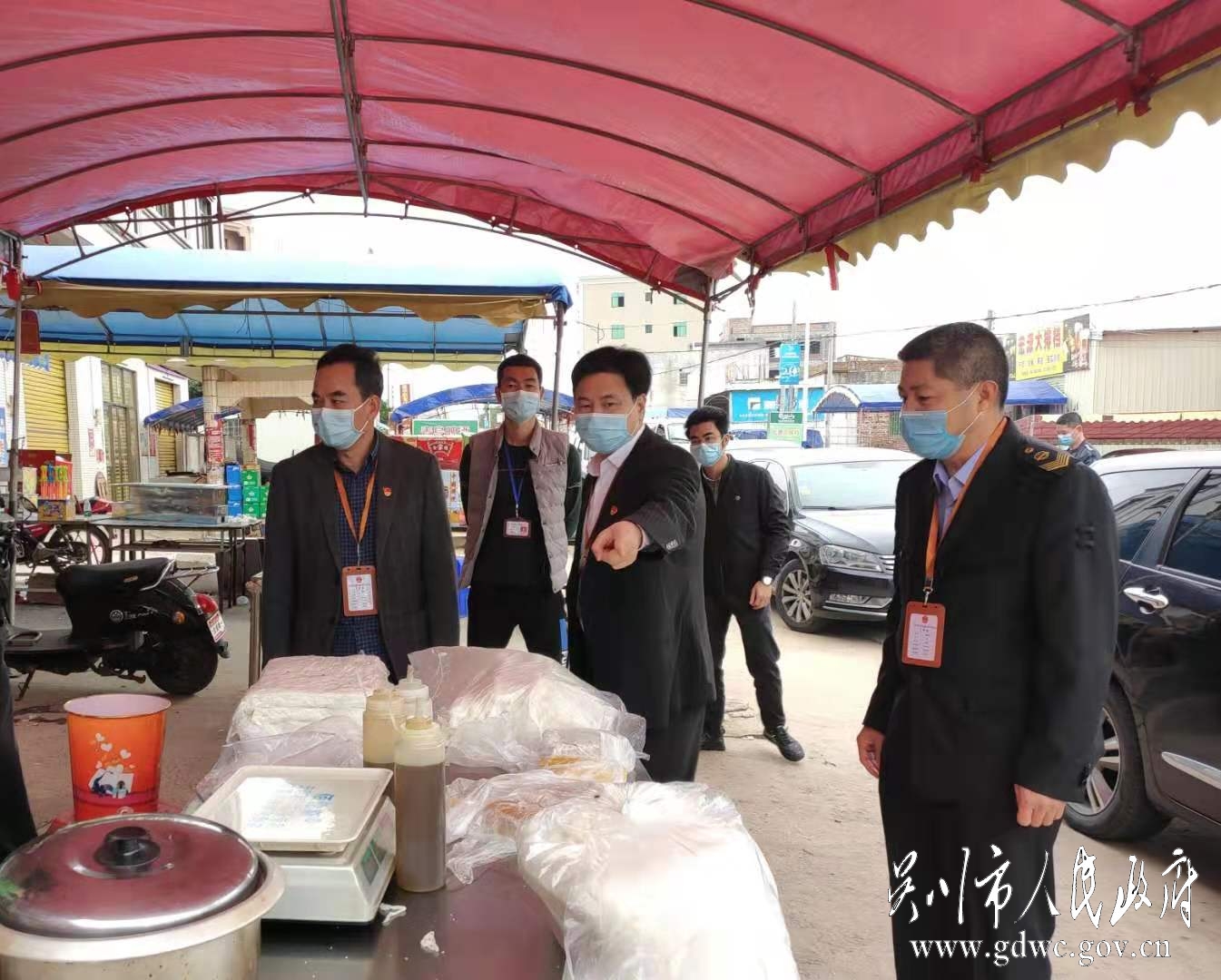 图1 联合执法组检查餐饮单位.jpg