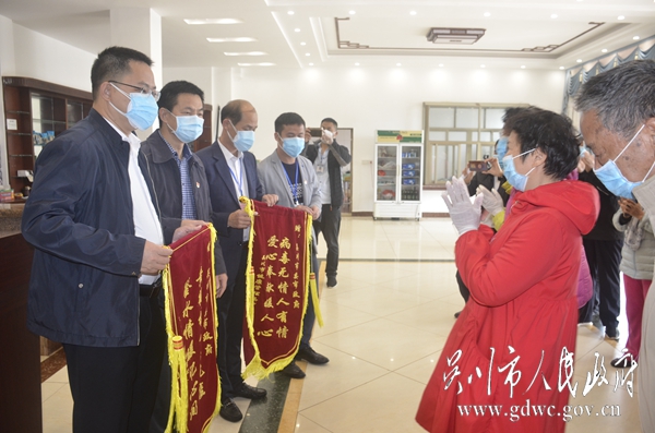 隔离观察人员向我市回赠锦旗，以表谢意。2_DSC9090.JPG