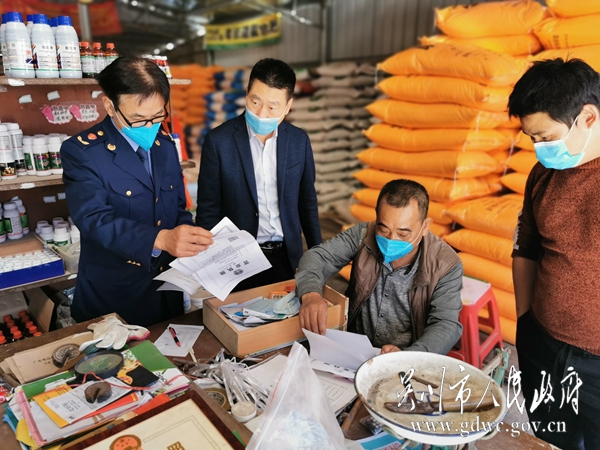2月24日，极速赛车
市场监督管理局柯建春副局长带队检查农资经营店 (2).jpg