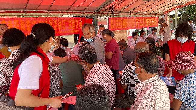 免费向群众发放有关宣传资料。.jpg