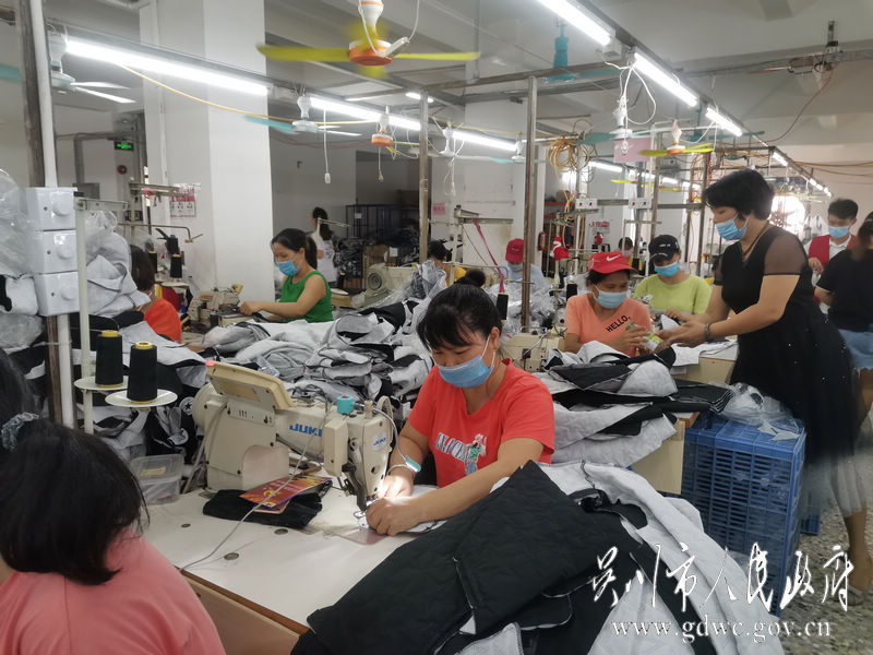 极速赛车
人大代表吴水贤为制衣厂员工送上清凉饮品.jpg