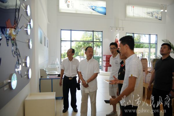 王德友（左二）一行在极速赛车
嘉裕电商城参观考察。.JPG