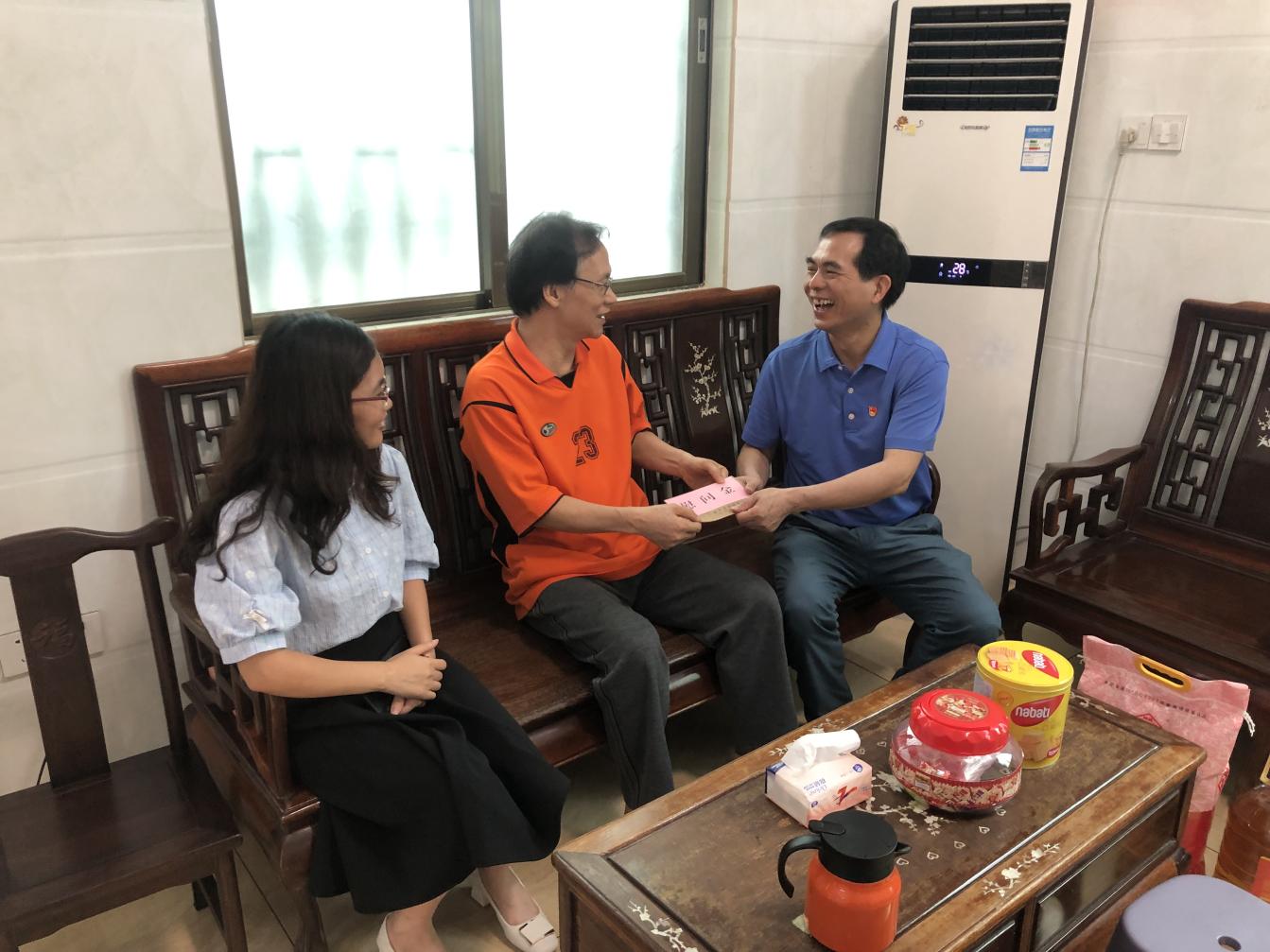 极速赛车
审计局“七一”慰问老党员活动