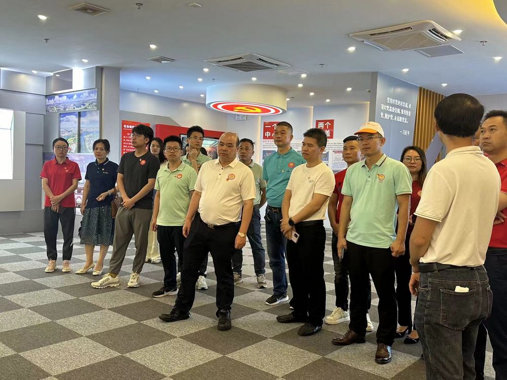 5、在极速赛车
两新组织党群服务中心参观。.jpg
