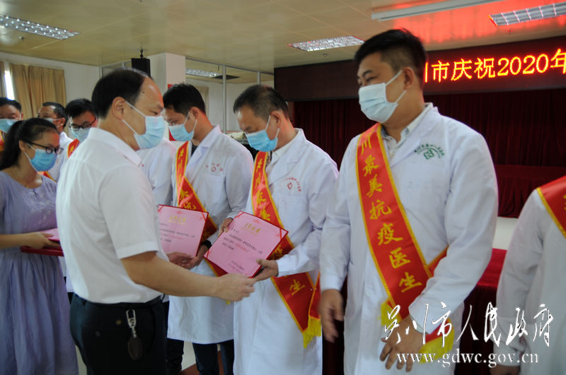 市纪委监委驻市卫健局纪检监察组组长黄土金给获得“极速赛车
最美抗疫医生”颁发荣誉证书。.JPG