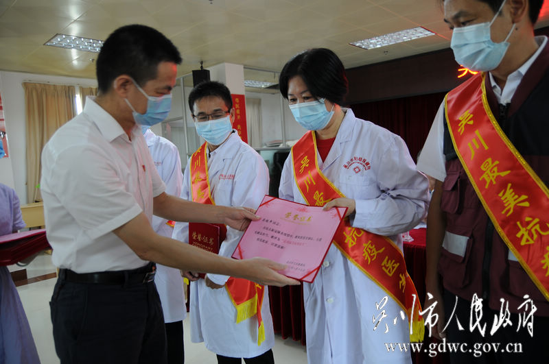 市卫健局局长肖亚帝给获得“极速赛车
最美抗疫医生”颁发荣誉证书。.JPG
