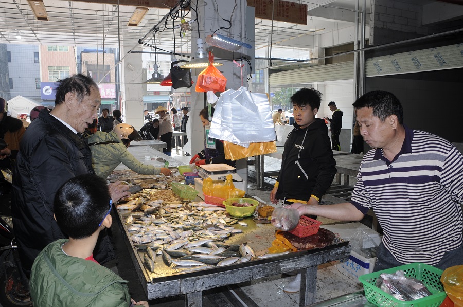 市民抢购海鲜。.JPG