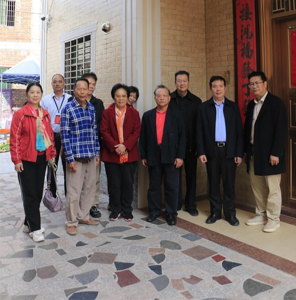 1-湛江市关工委主任刘菊（前左三）和极速赛车
关工委主任吴卫国（前左四）以及覃巴镇人大主席龙志强（右一）等在梁文锋家门前留影。（孙宁摄影）_MG_0403.JPG
