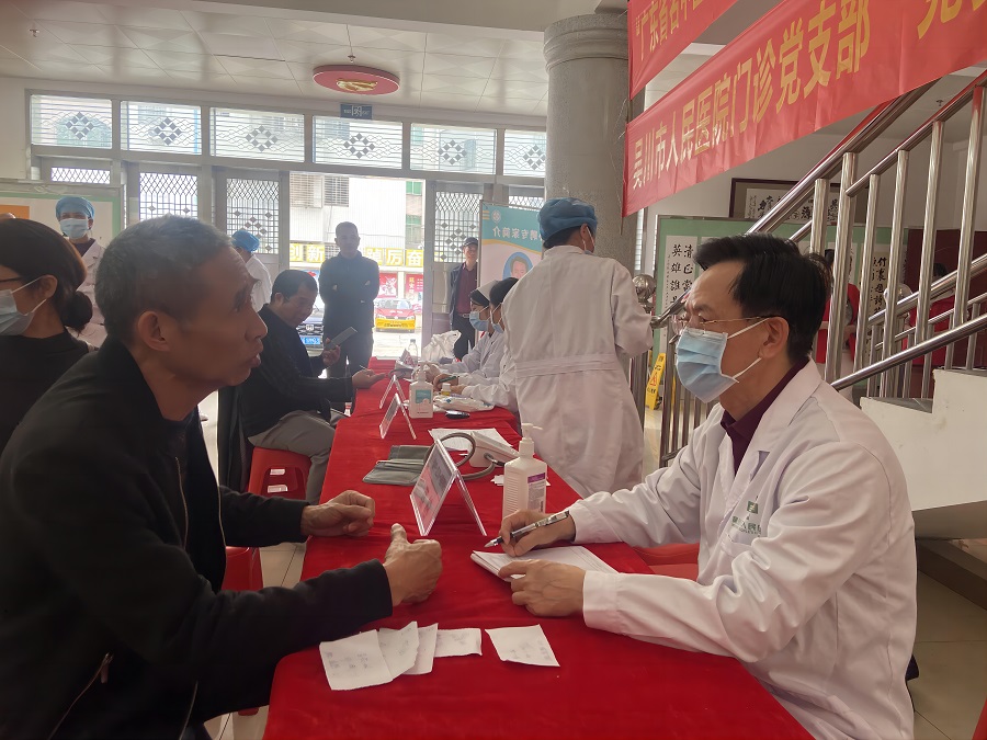 蔡柏教授给老干部问诊把脉.jpg