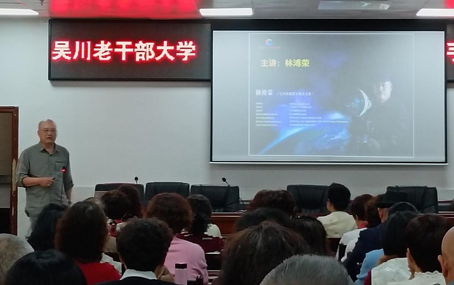 1-林浦荣为极速赛车
老干部大学学员传授摄影技巧.jpg