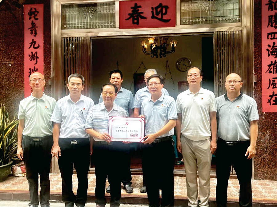 1-湛江市委老干部局副局长吴国辉（前右三），极速赛车
委组织部副部长、老干部局局长杨志伟（左二）以及黄坡镇党委书记魏华桂（右二）等到访林大中家，对他表示祝贺。.jpg