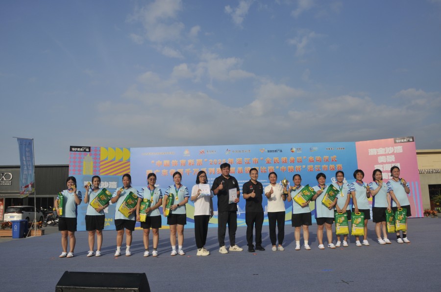 我市获得女子冠军。图为女子队在领奖台上。.jpg