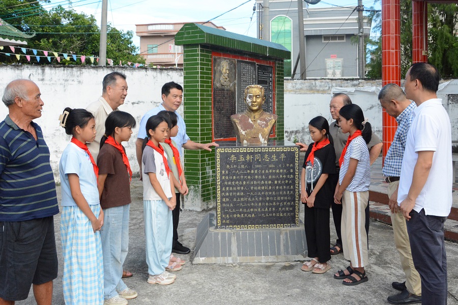3、在吴阳镇上能小学烈士纪念雕像前回顾革命历史。DSC_1461.jpg