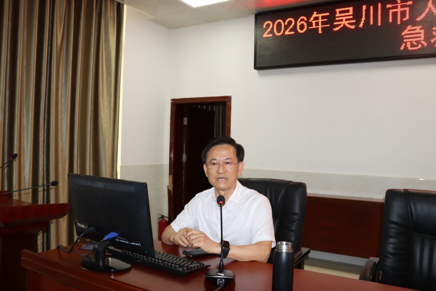 蔡柏为银龄学员认真授课.jpg