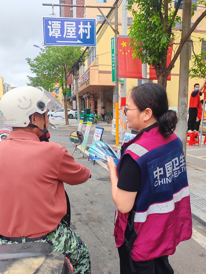 向群众发放宣传资料。.jpg